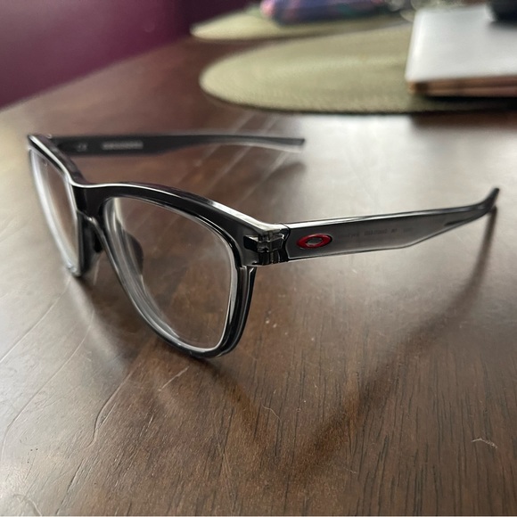 Women’s Oakley “Grounded” frames - Picture 2 of 3